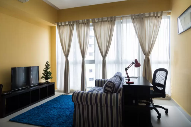 airbnbhost-Guan-livingroom